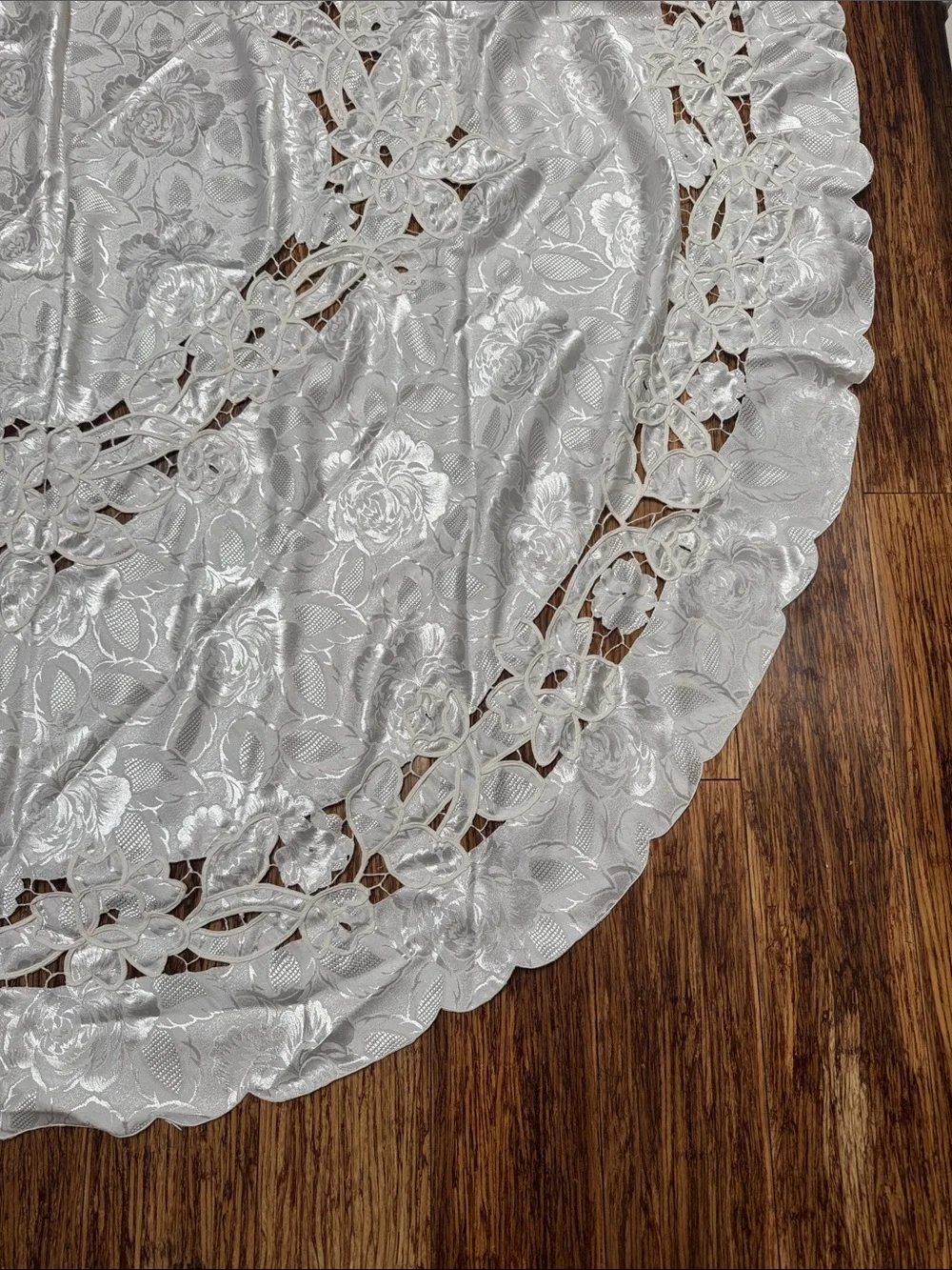 Vintage white satin floral lace round tablecloth and napkin set 72”